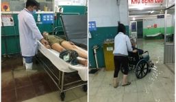 TP.HCM: Bão số 9 khiến bệnh viện ngập sâu nửa mét, bác sĩ đi ủng lội bì bõm cứu bệnh nhân