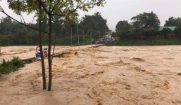 Ảnh hưởng bão số 9: Hàng loạt hồ chứa ở Khánh Hòa bắt đầu xả lũ, di dời hàng trăm hộ dân