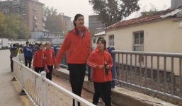 Hy hữu: Bé gái 11 tuổi cao 2,1 mét lập kỷ lục thế giới