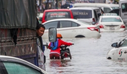 TP.HCM: Hàng trăm ôtô và xe máy chết đứng giữa biển nước từ đêm tới sáng