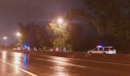 Lưu thông trong bão số 9, đôi nam nữ đi SH bị cây ngã đè phải nhập viện cấp cứu