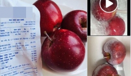 Rửa nước nóng thấy vỏ táo nổi sáp trắng, cô gái vội vàng lên mạng đăng cảnh báo, không ngờ 'ăn gạch' ngược