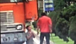 Tài xế container cầm đao đe dọa khiến đồng nghiệp phải quỳ lạy giữa đường xin tha