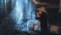 Hình ảnh phận người mưu sinh trong cơn bão số 9 khiến ai cũng cay khóe mắt