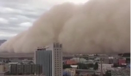 Video cận cảnh bão cát cao gần 100m 'nuốt chửng' thành phố Trung Quốc