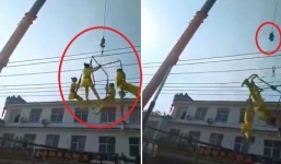 Khoảnh khắc 4 nữ nghệ sĩ xiếc nhào lộn rơi thẳng xuống đất từ độ cao 5 mét