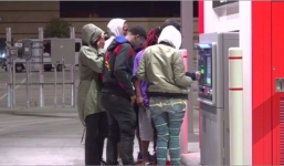 Cây ATM trả tiền không giới hạn, người dân ùn ùn kéo đến