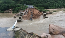 Cầu ở Khánh Hòa gãy đôi sau bão số 9, 300 hộ dân cô lập trên đảo