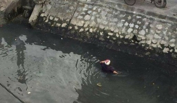 Hải Phòng: Đánh phụ nữ giữa đường, thanh niên bị người dân cho 'tắm bùn' dưới kênh