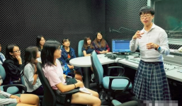 Hy hữu: Nam giáo sư thích mặc váy lên giảng đường gây bão mạng