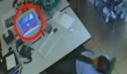 Phẫn nộ kẻ biến thái gắn camera vào chân để quay lén dưới váy nữ đồng nghiệp