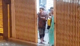 Nam thanh niên vác loa ra cửa hát 'Gọi đò' giữa lúc Sài Gòn chìm trong biển nước