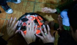 Cả nhà nghi ngộ độc khi sưởi ấm bằng khí than, 1 người chết, 3 người cấp cứu