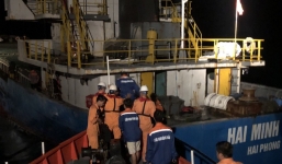 Tàu chở 1.000 tấn tinh bột va đá ngầm trên vịnh Vân Phong, 3 người rơi xuống biển