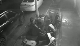 Video: Không bẻ được khóa, gã đạo chích bê cả xe đi khiến dân mạng tròn mắt