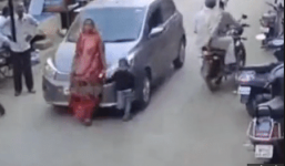 Video: Bị xe ô tô tông thẳng vào người, hai mẹ con thoát chết thần kỳ