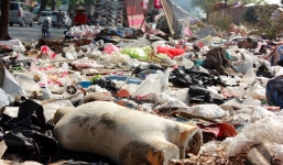 Bị tháo dỡ sau gần 10 năm tồn tại, chợ tạm Ngã Tư Sở thành bãi rác khổng lồ bên sông Tô Lịch