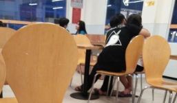 Mỉa mai đôi trẻ 'thân mật' trong cửa hàng tiện lợi, chủ status bất ngờ bị mắng ngược vì sân si