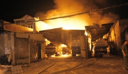 Cháy dữ dội kém nổ lớn bãi tập kết xe bồn chở xăng ở Nha Trang, người dân di tản