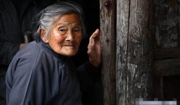 Mẹ sắp qua đời, 2 con vội vã về đòi chia tài sản và hồi kết không ai ngờ vào phút cuối