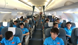 Cận cảnh đội tuyển Việt Nam trên chuyên cơ riêng sang Philippines