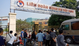 Hàng trăm người quây kín trụ sở VFF vì không mua được vé online