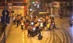 Hơn 20 thanh niên hung hăng mang hung khí 'diễu hành' giữa đường phố Hà Nội