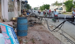 Truy tìm tài xế lái Lexus tông cột điện gãy làm 3 rồi bỏ chạy