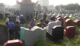 Rạng sáng, người dân phát hiện hàng chục ngôi mộ bị đập phá bát hương