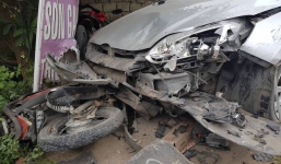 'Xế hộp' mất lái đâm liên hoàn 3 xe máy nát bét, 2 người nguy kịch