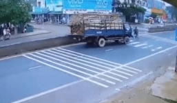 Video: Xe tải lật nhào như phim hành động sau khi đánh lái tránh cụ ông đạp xe qua đường