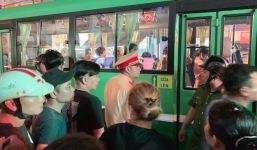 Va chạm giao thông, phụ xe buýt hung hăng vác 'hàng nóng' truy sát người đi xe máy