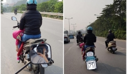Thót tim mẹ Việt hồn nhiên chạy xe máy chở con nhỏ ngủ say đến nỗi sắp rơi ra khỏi xe