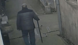 Con trai nghe vợ đuổi bố ra chuồng bò ngủ, hôm sau anh ta chết lặng trước việc đã xảy ra