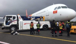 Máy bay Vietjet gặp sự cố: Cặp lốp trước bắn sang 2 bên trong quá trình chạy khi hạ cánh