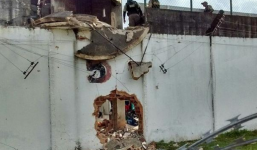 Hơn 100 tù nhân phá thanh chắn cửa sổ vượt ngục ra ngoài