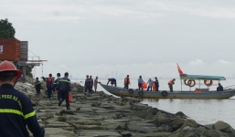 Cầu dưới chân đèo Hải Vân nghiêng 35 độ sau cú đâm của tàu chở dầu