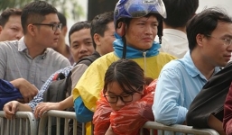 Cổ động viên 'đội mưa' chờ nhận vé trận Việt Nam-Philippines mua online