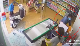 Clip: Nữ 'ninja' mất lái xuyên thủng cửa kính cường lực, thái độ bình tĩnh sau đó khiến ai cũng choáng váng