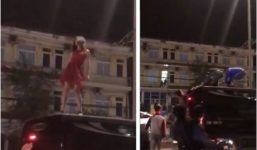 Clip sốc: Cô gái mặc váy đỏ trèo lên nóc ô tô 'nhảy múa', lăn lộn mặc người dân cố khuyên can