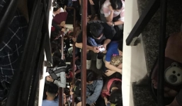 Sài Gòn vỡ trận, hàng nghìn sinh viên tiếp tục chen lấn, tranh cướp nhau suất đăng ký dự thi TOEIC