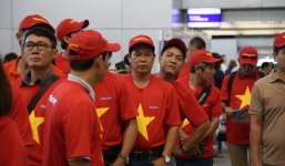 Hàng trăm CĐV 'nhuộm đỏ' Tân Sơn Nhất, qua Philippines tiếp lửa cho tuyển Việt Nam