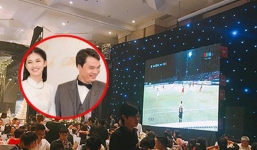 Đám cưới đậm tính thời cuộc của Á hậu Thanh Tú: Màn hình LED chiếu trận Bán kết AFF Cup, cô dâu - chú rể hết mình cổ vũ tuyển Việt Nam