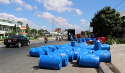 Xe tải chở 120 thùng axit bị lật trên quốc lộ ở Bình Thuận