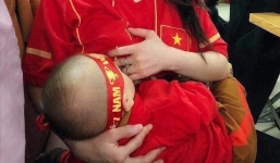 Vừa cổ vũ ĐT Việt Nam vừa cho con bú - hình ảnh về nữ CĐV đặc biệt khiến dân mạng rần rần