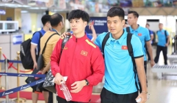 ĐTQG Việt Nam tươi cười ở sân bay Philippines trước khi về nước