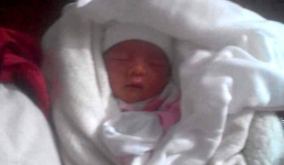 Bé trai sơ sinh bị bỏ rơi trước cổng chùa