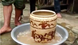 Vợ chồng nghèo đào được bình cổ có hình hổ vờn nhau, bán 400 triệu đồng ở Nghệ An