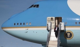 Hé lộ lý do Trump 'lệnh' tháo hết ghế trên Không Lực Một