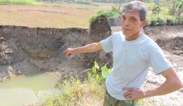 Hố sụt lún sâu hàng chục mét liên tiếp xuất hiện ở Bắc Kạn, hút trôi nhiều tài sản